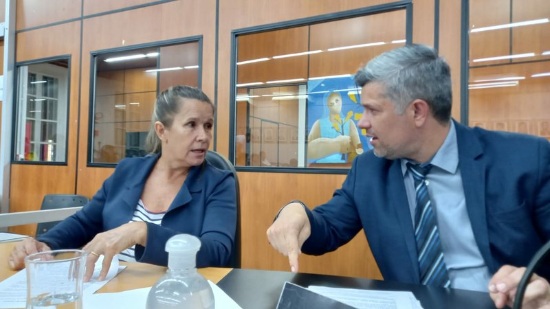Vereadora Valdeníria Ferreira e Pastor Junior debatem os projetos de leis colocados em pauta durante a sessão ordinária nesta quarta-feira (16.11). Crédito: CMC