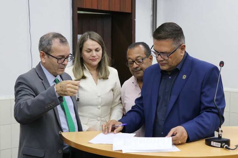 Apresentação_relatório_final_CPI_OBRAS_(08/06/26)_CRED_DERICK_HENRIQUE_IMPRENSA_CMC