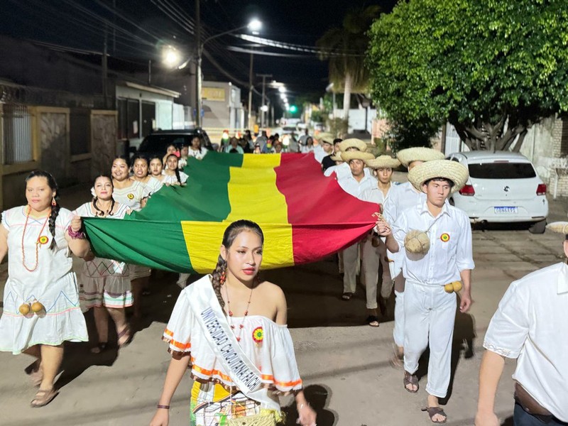 Desfile_tochas_200_anos_Bolívia_Cáceres (05.08.25)_CRED_CMC