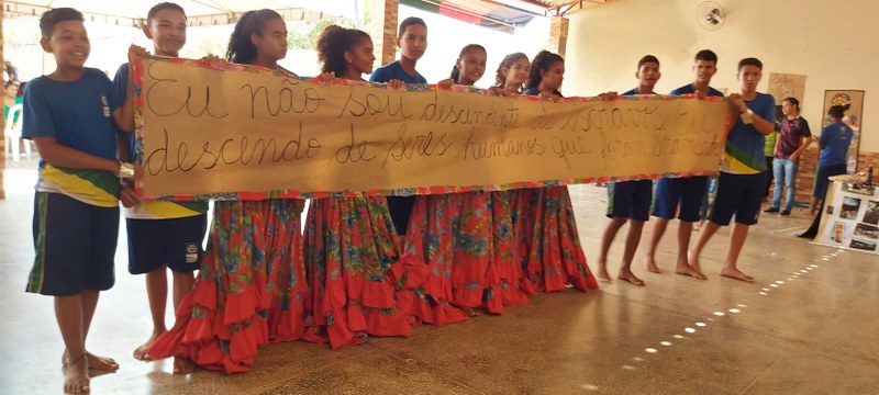 Alunos apresentam trabalhos antirracista durante festejos na Comunidade Quilombo do Chumbo