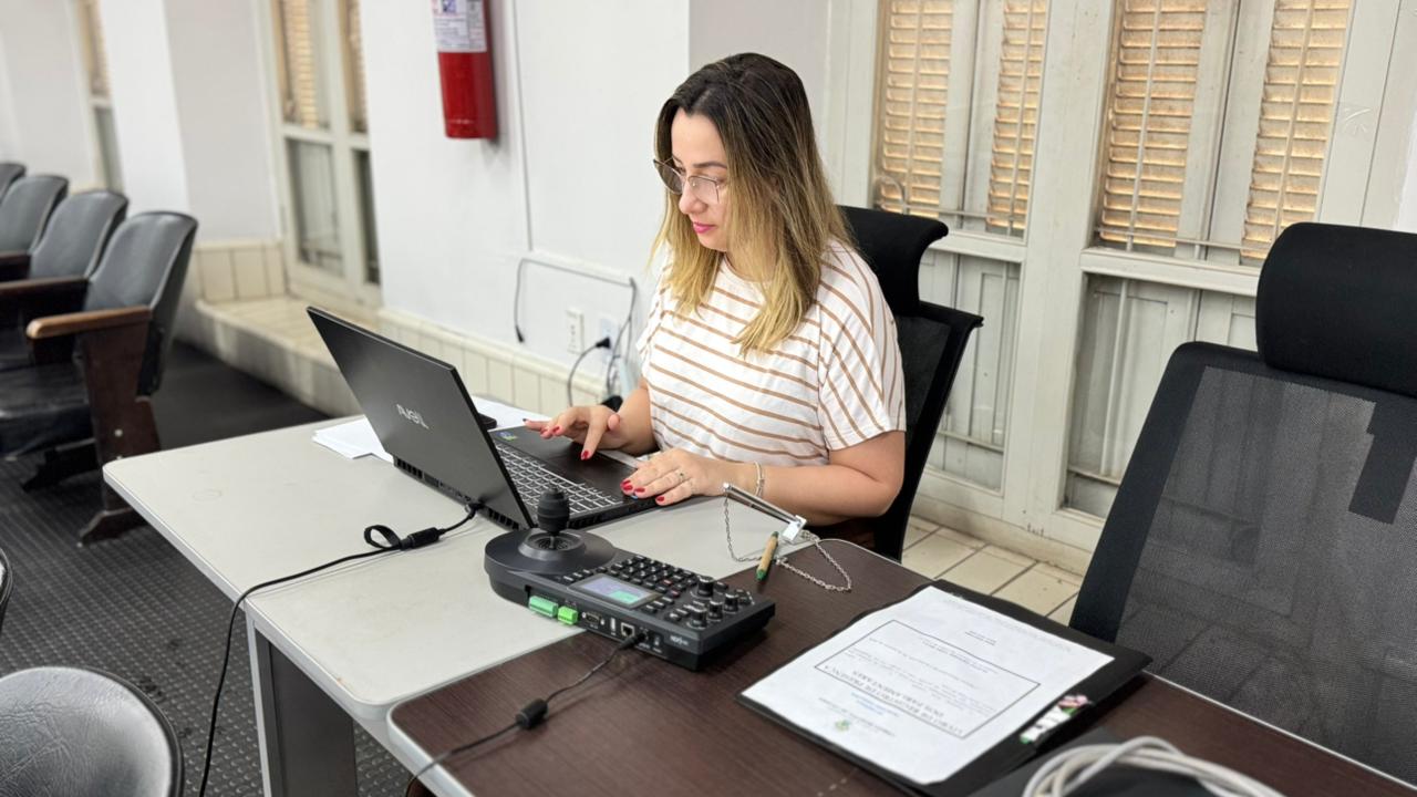 Servidora Eliene Bianchini  operando as câmeras por meio da mesa de controle. Foto: Imprensa/CMC