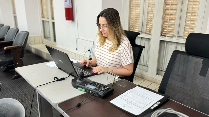 Servidora Eliene Bianchini  operando as câmeras por meio da mesa de controle. Foto: Imprensa/CMC
