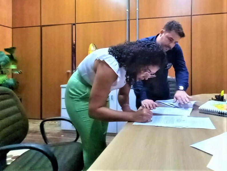 Ana Maria assina o termo de posse como servidora efetiva no cargo de Técnica Administrativa da Câmara Municipal de Cáceres. Foto: CMC