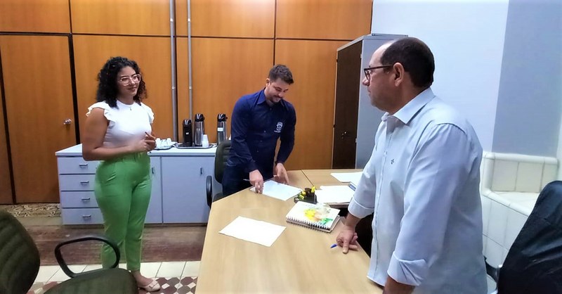 Presidente da Câmara, Luiz Landim, empossa servidora Ana Maria no cargo efetivo de técnica administrativa da Casa de Leis. Foto: CMC