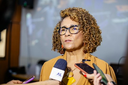 Professora Edna Araújo_audiência pública_feminicídio_CRED_ALMT