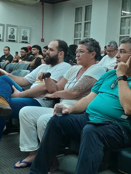 Crédito: Comunicação CMC Estudante de Geografia Francesco Grazy (ao centro) fala da necessidade do Plano Diretor prevê melhorias no transito da cidade