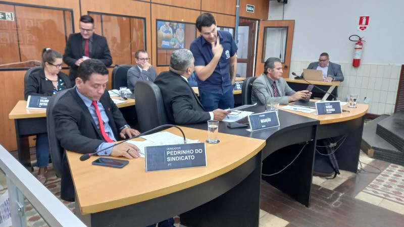 Parlamentares debatem propostas durante sessão ordinária. Foto: CMC