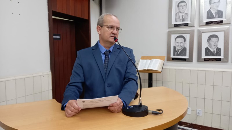 Vereador Celso Silva defende suas indicações na tribuna da Câmara de Cáceres. Foto: CMC