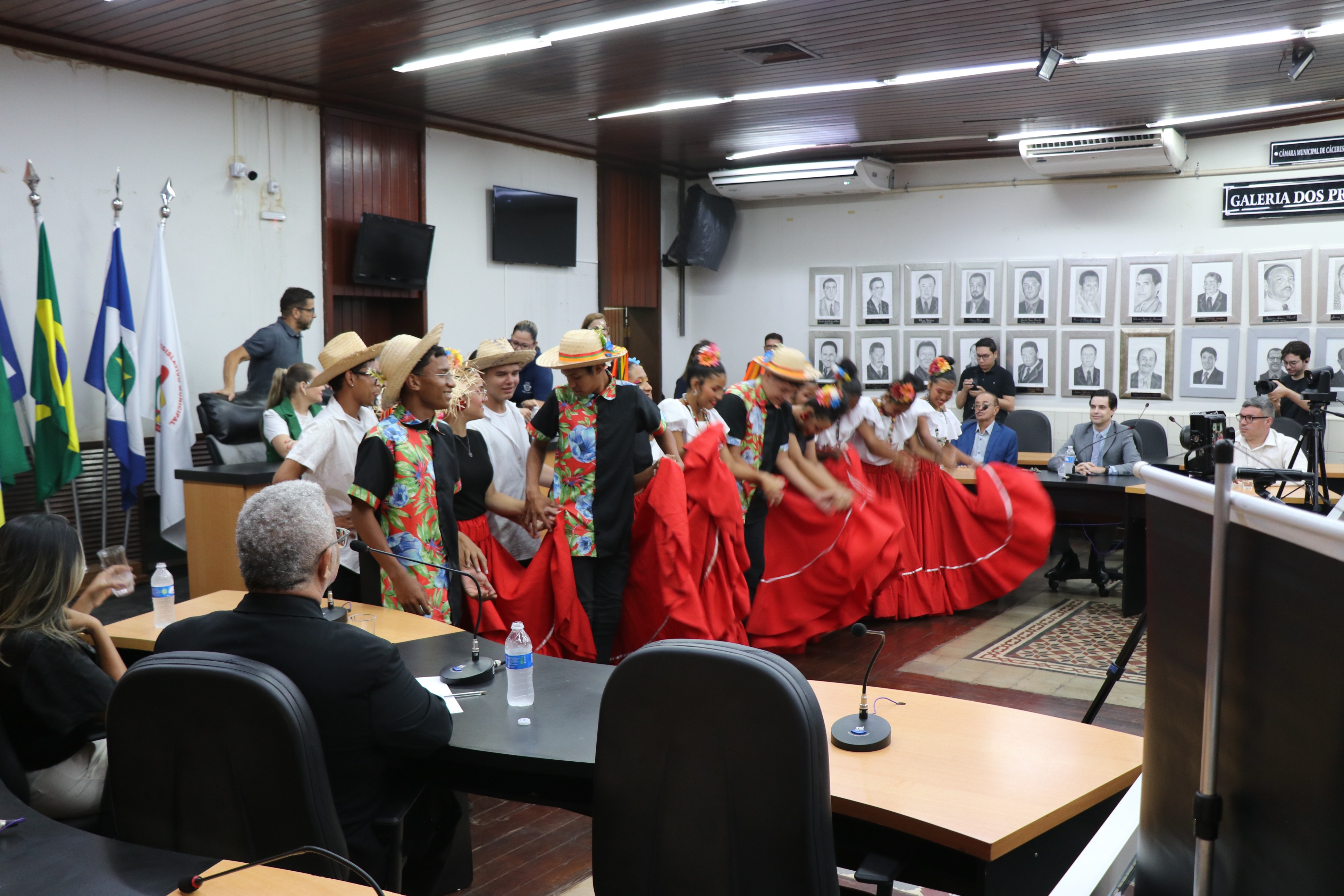 Sessão Solene em homenagem a personalidades de Cáceres (01.12.25)_Cred_Imprensa