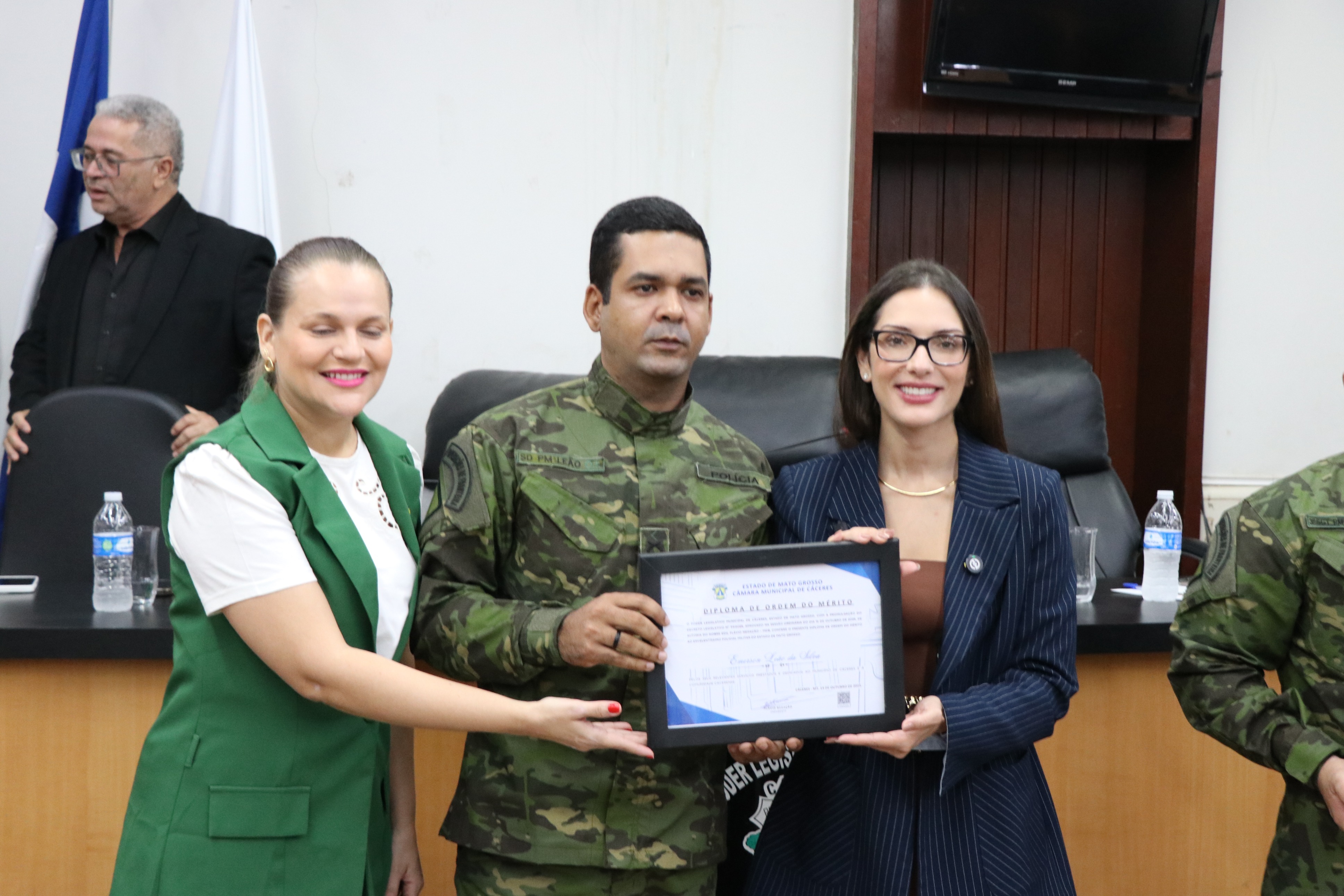 Sessão Solene em homenagem a personalidades de Cáceres (01.12.25)_Cred_Imprensa
