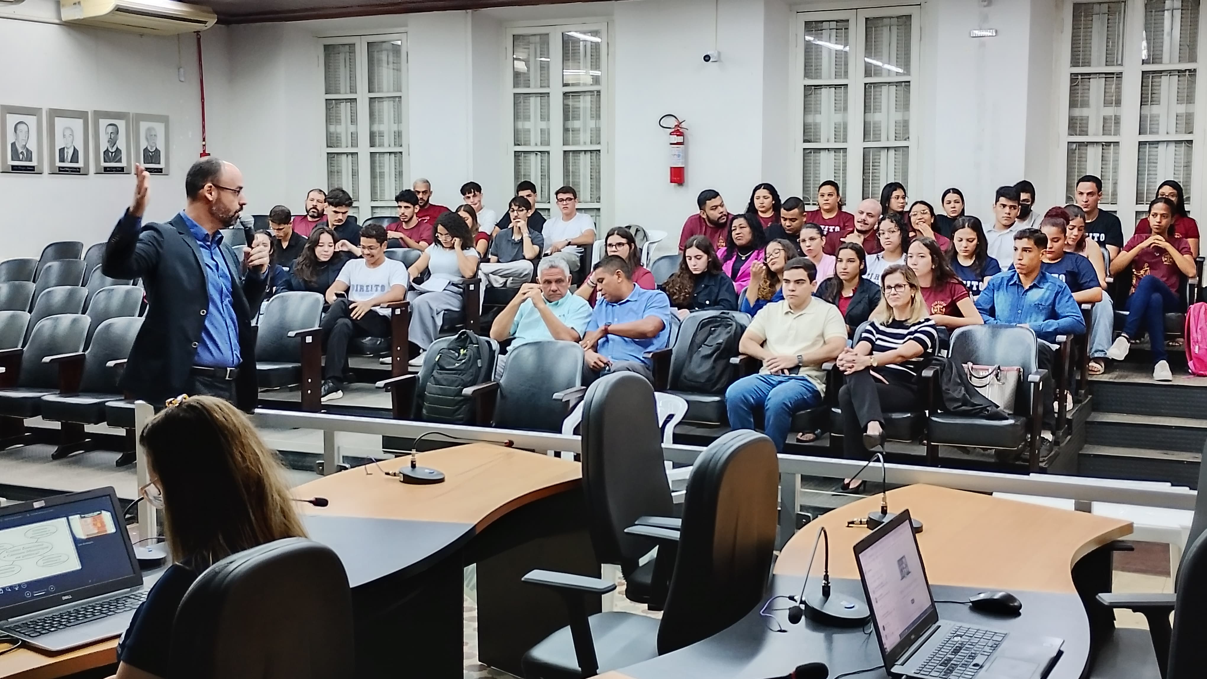 Acadêmicos de Direito da UNEMAT se aprofundam no cotidiano da Câmara de Cáceres
