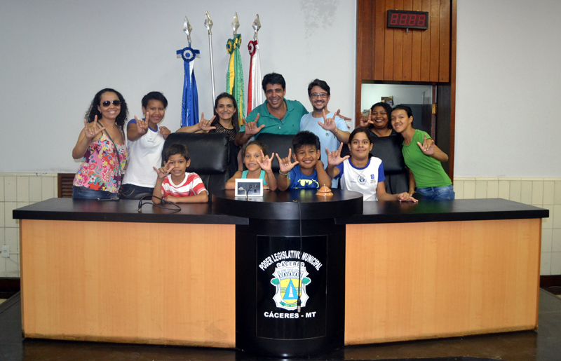 Alunos surdos da Escola Natalino Mendes visitam Câmara