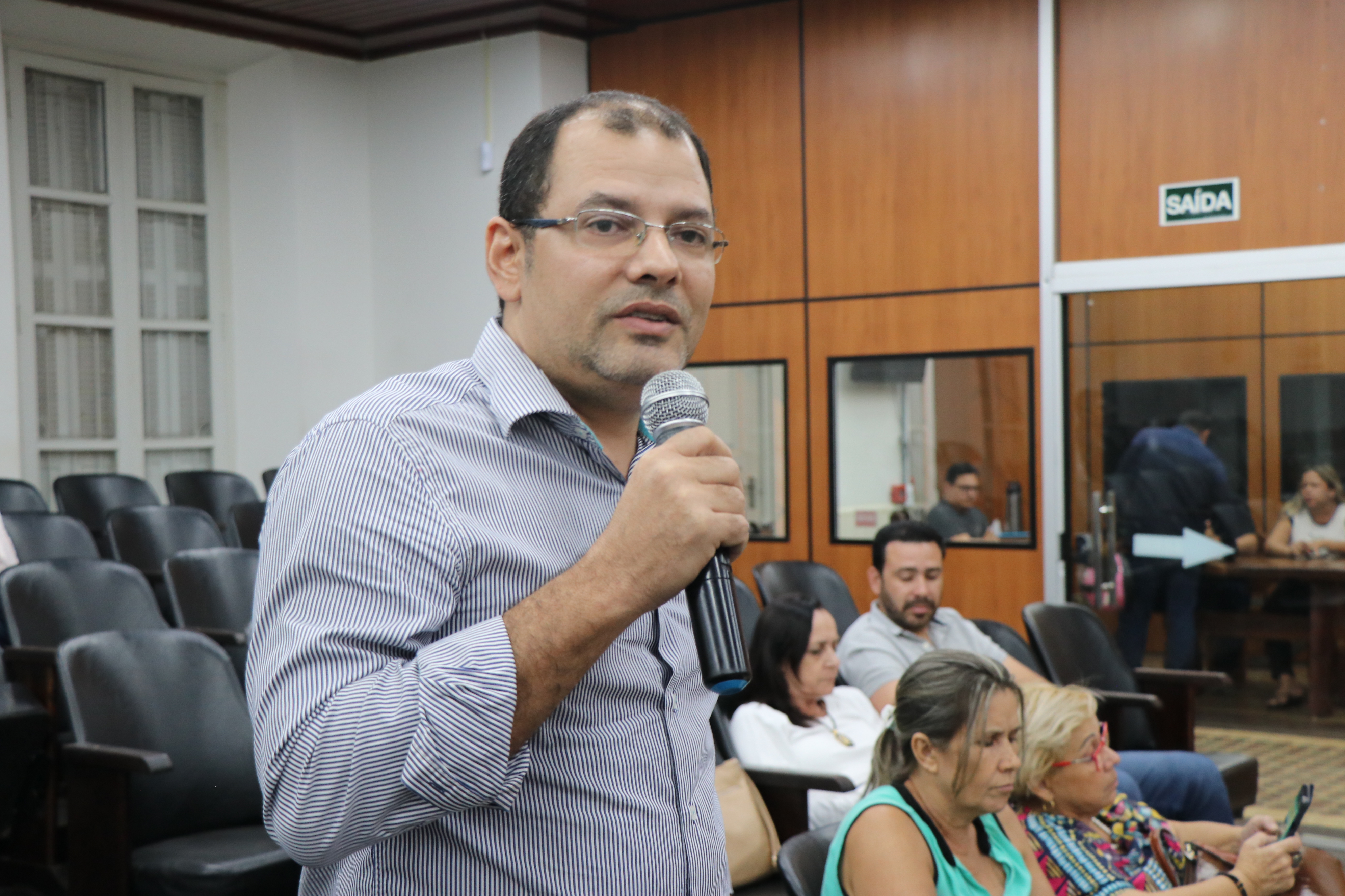 Audiência da CCJ discute regulamentação da distribuição de panfletos nas ruas