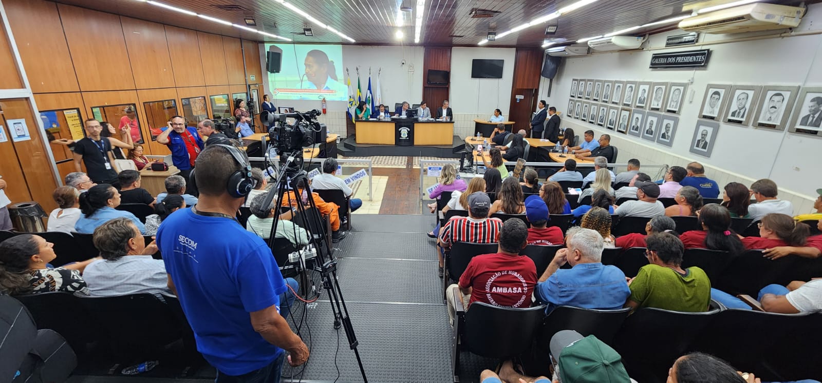 AUDIÊNCIA LOTADA: População cobra melhorias no serviço de distribuição de energia na cidade