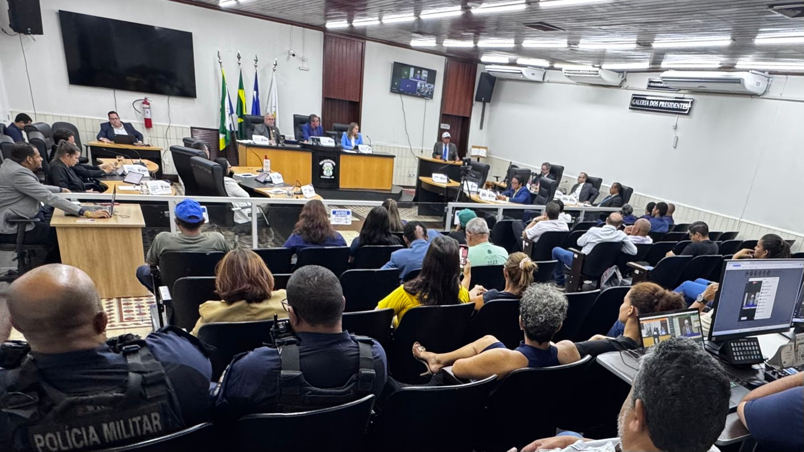 Câmara aprova requerimentos e cobra solução urgente para abrigo de animais da AAAC