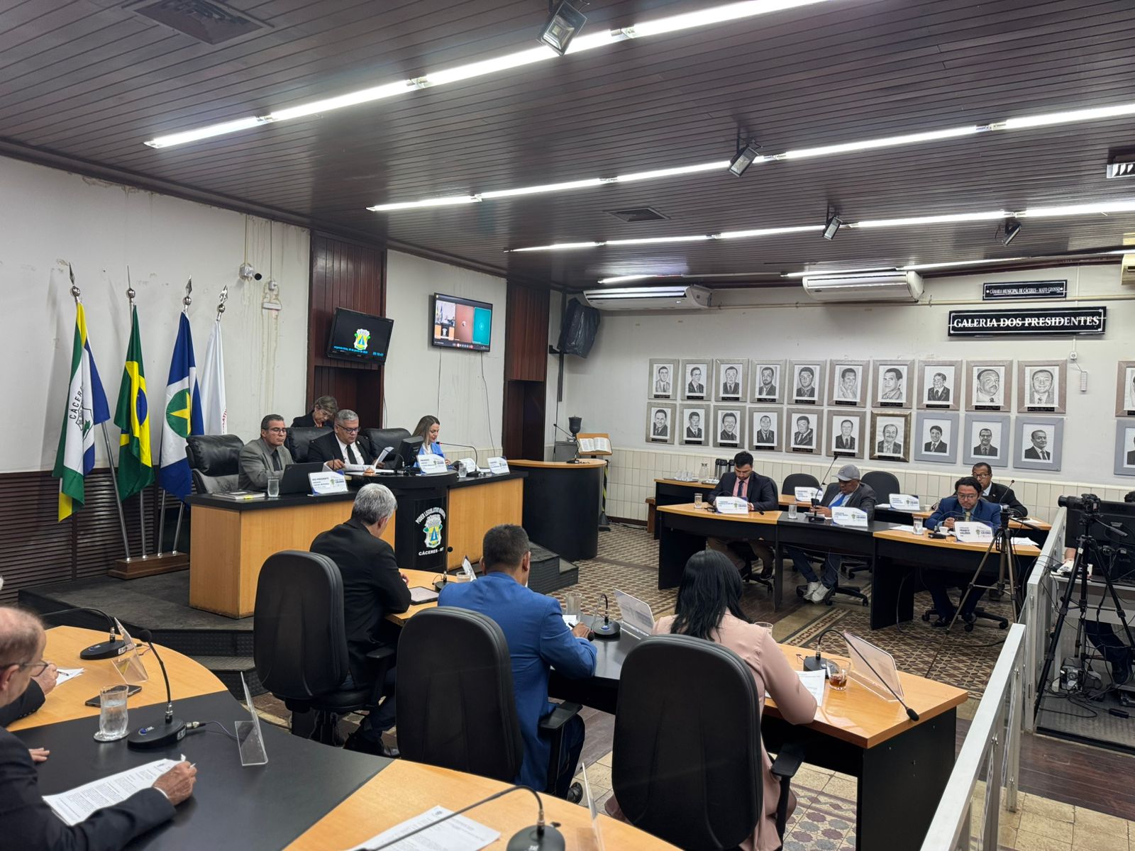 Câmara de Cáceres aprova lei para identificar veículos oficiais e projetos com Código QR