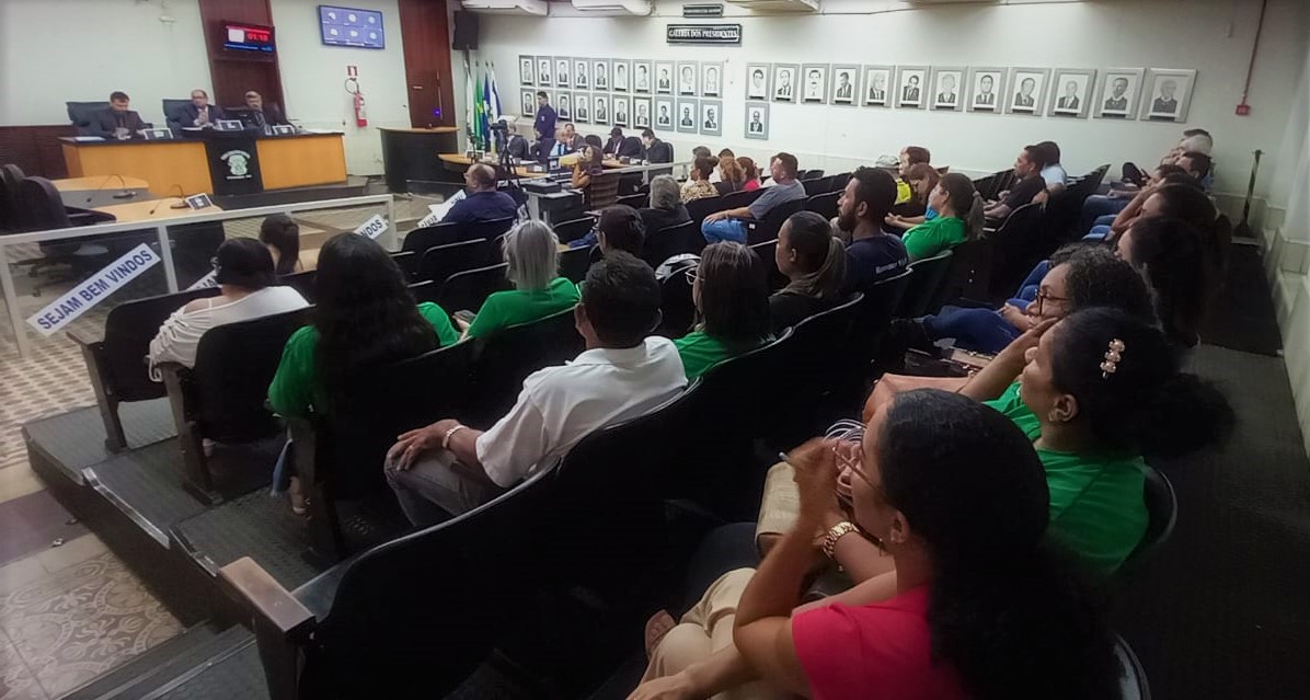 Câmara de Cáceres debate uso de informativo contra pedofilia nas escolas municipais
