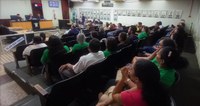 Câmara de Cáceres debate uso de informativo contra pedofilia nas escolas municipais