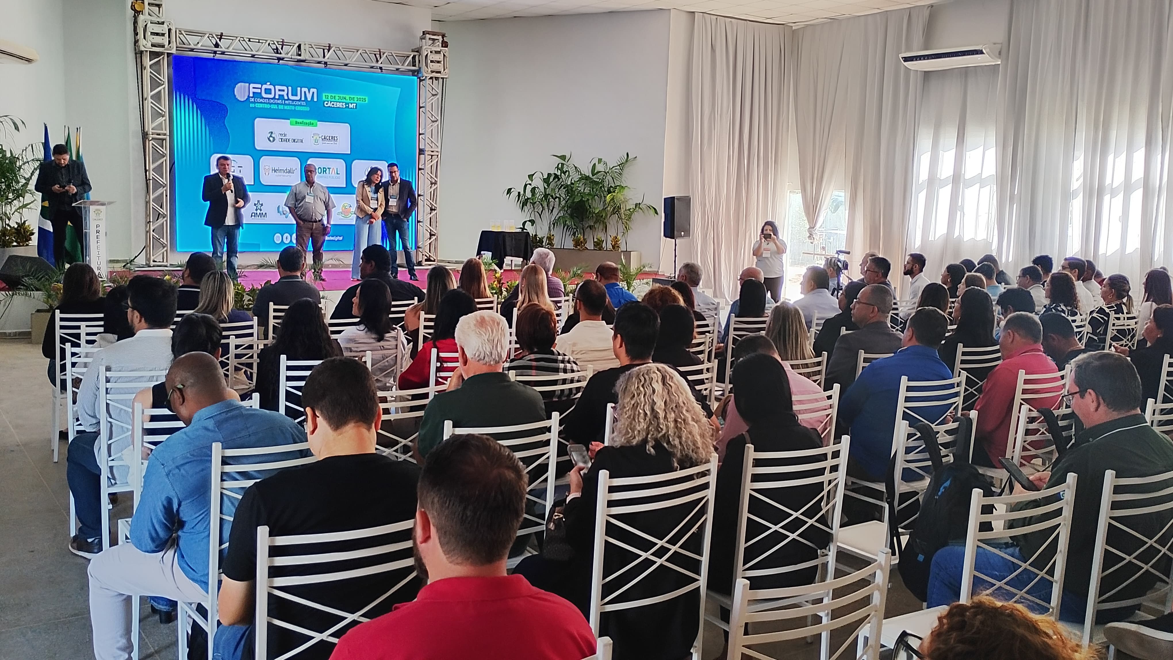 Câmara de Cáceres marca presença no Fórum de Cidades Digitais e Inteligentes do Centro-Sul de Mato Grosso