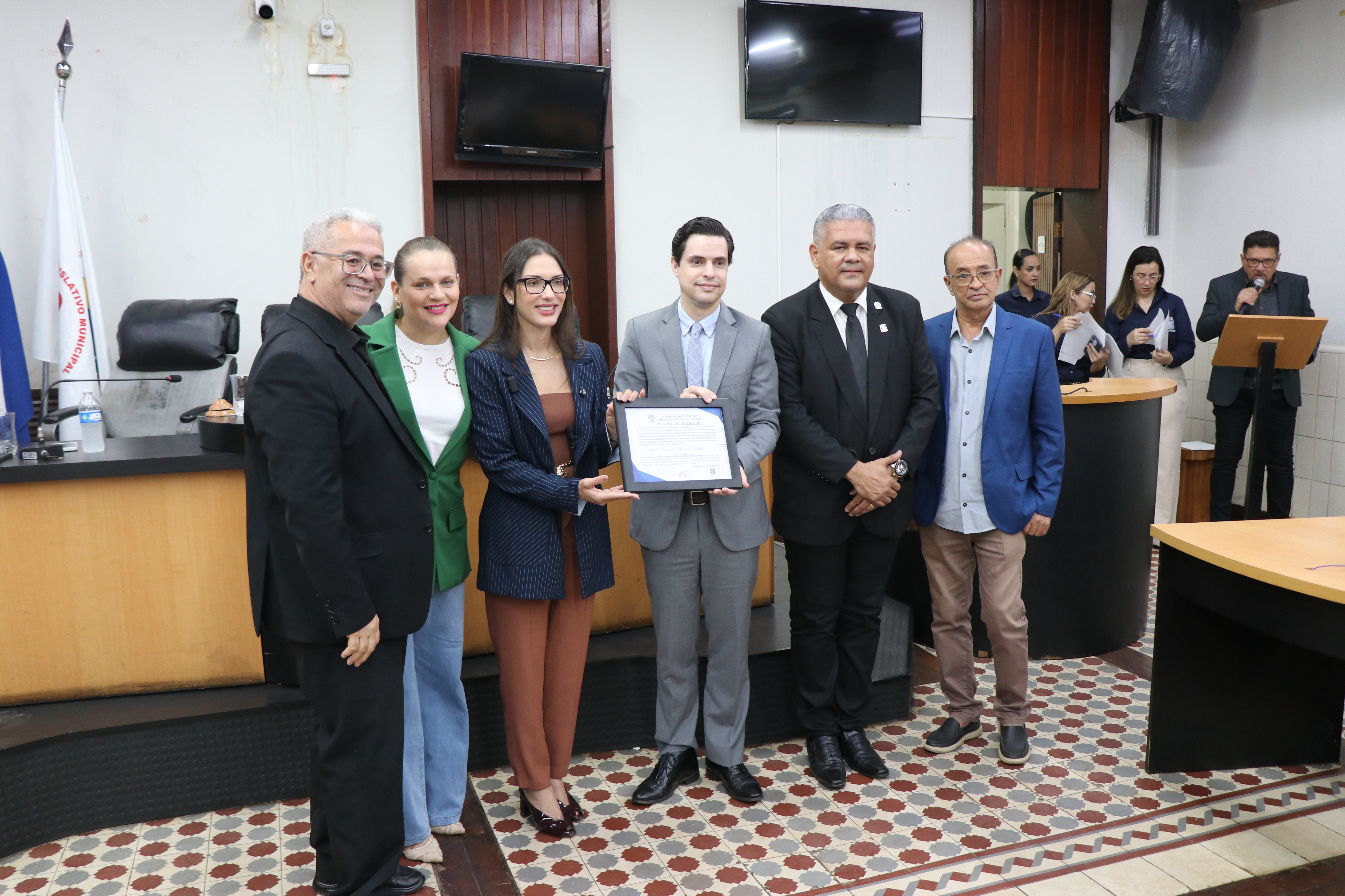 Câmara de Cáceres realiza sessão solene homenageando personalidades que se destacam na sociedade