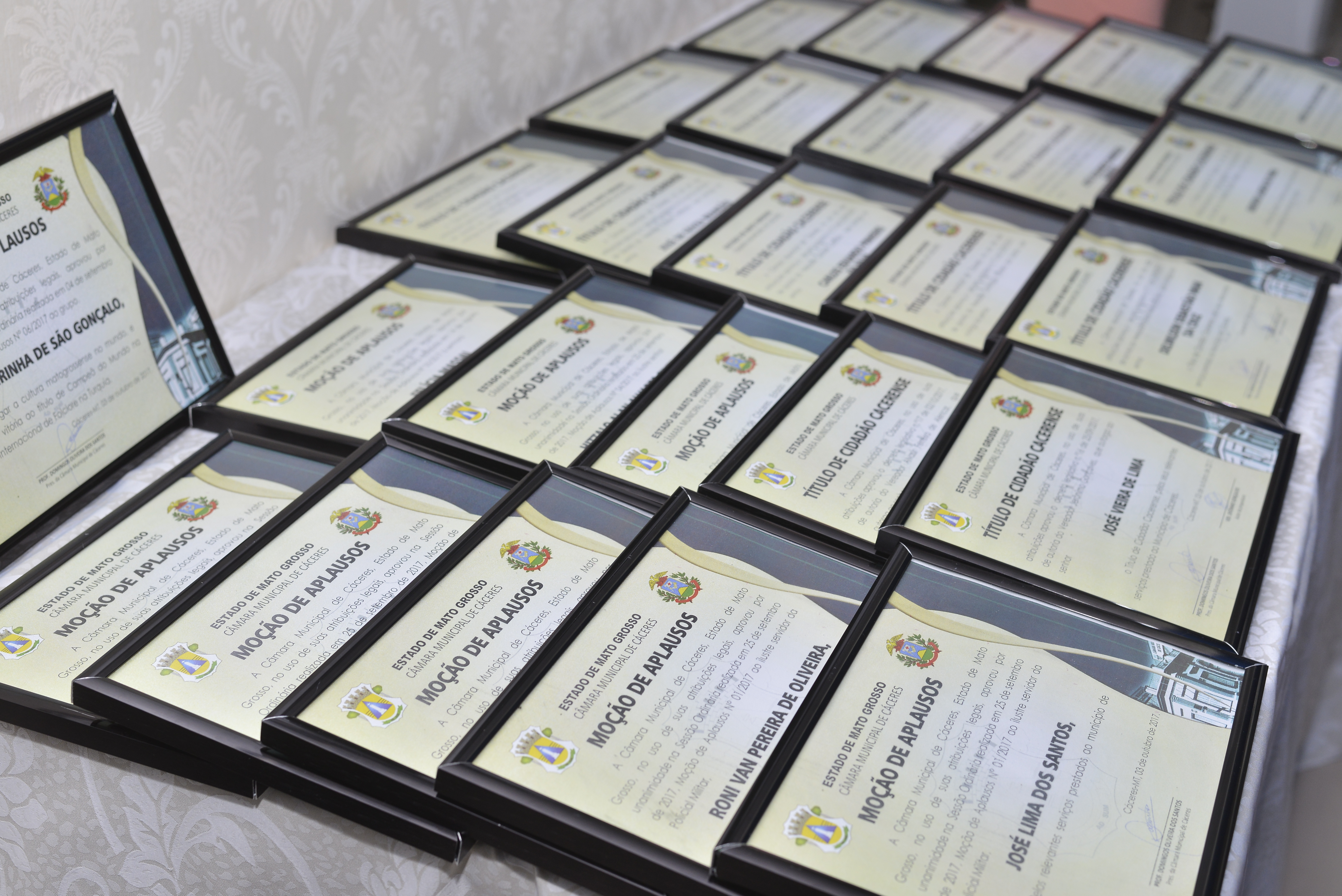 Câmara entrega Título de Cidadão Cacerense e Moção  de Aplausos