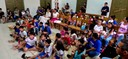 Crianças são premiadas por hábito de leitura em biblioteca municipal