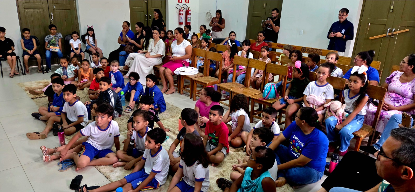 Crianças são premiadas por hábito de leitura em biblioteca municipal