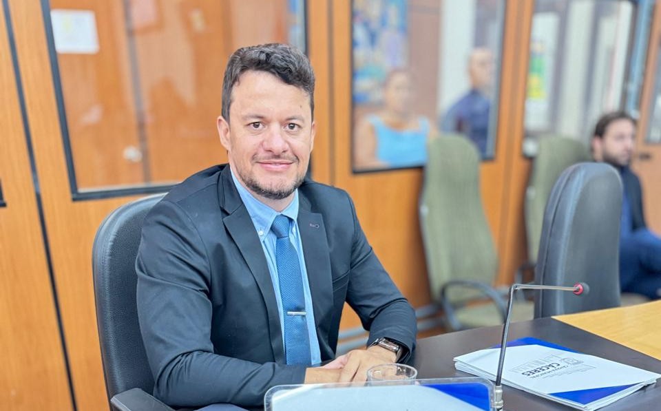 Engenheiro Wesley Lopes toma posse na Câmara de Cáceres e emociona com relato de superação