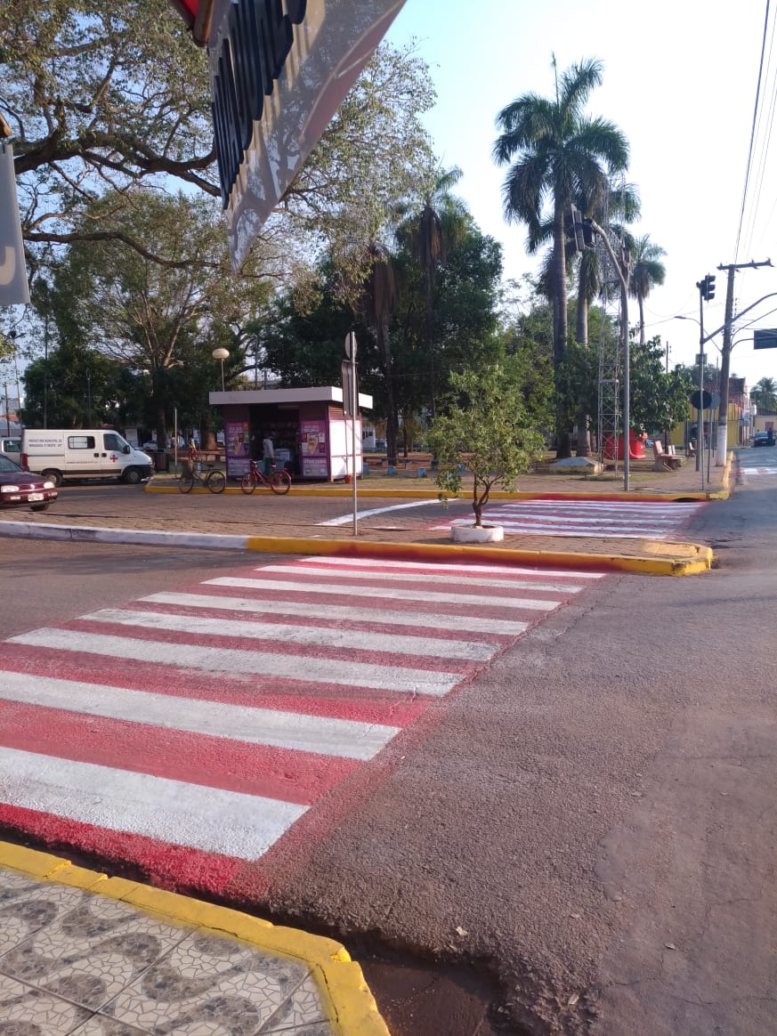 Faixas de pedestres do semáforo da Praça Major João Carlos recebem nova pintura após indicação da Câmara