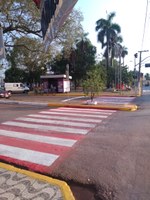 Faixas de pedestres do semáforo da Praça Major João Carlos recebem nova pintura após indicação da Câmara