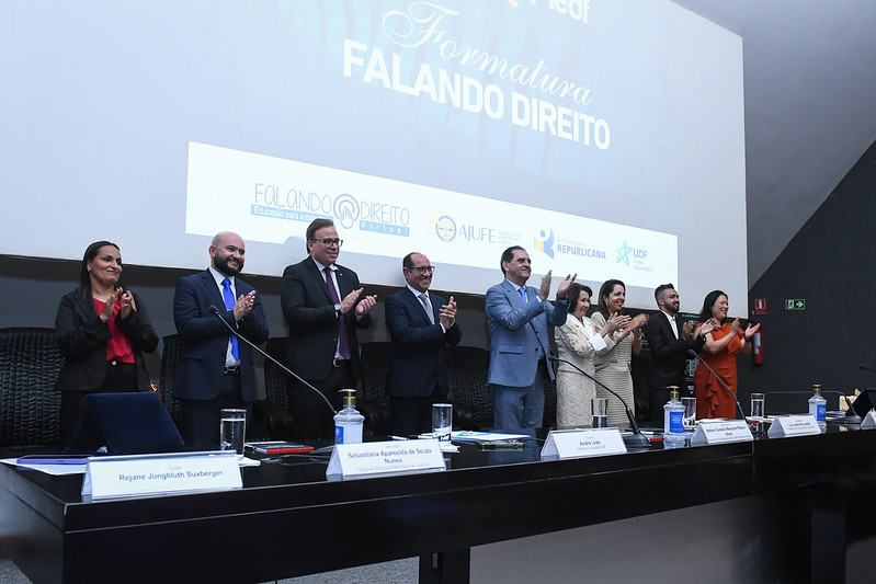 FORMANDO CIDADÃOS: Presidente da Câmara de Cáceres participa de formatura de estudantes do projeto Falando Direito