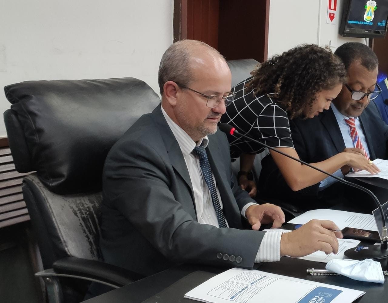 Indicação busca cascalhamento, patrolamento, drenagem, limpeza, retirada de lixos e mais serviços nas ruas do bairro Betel