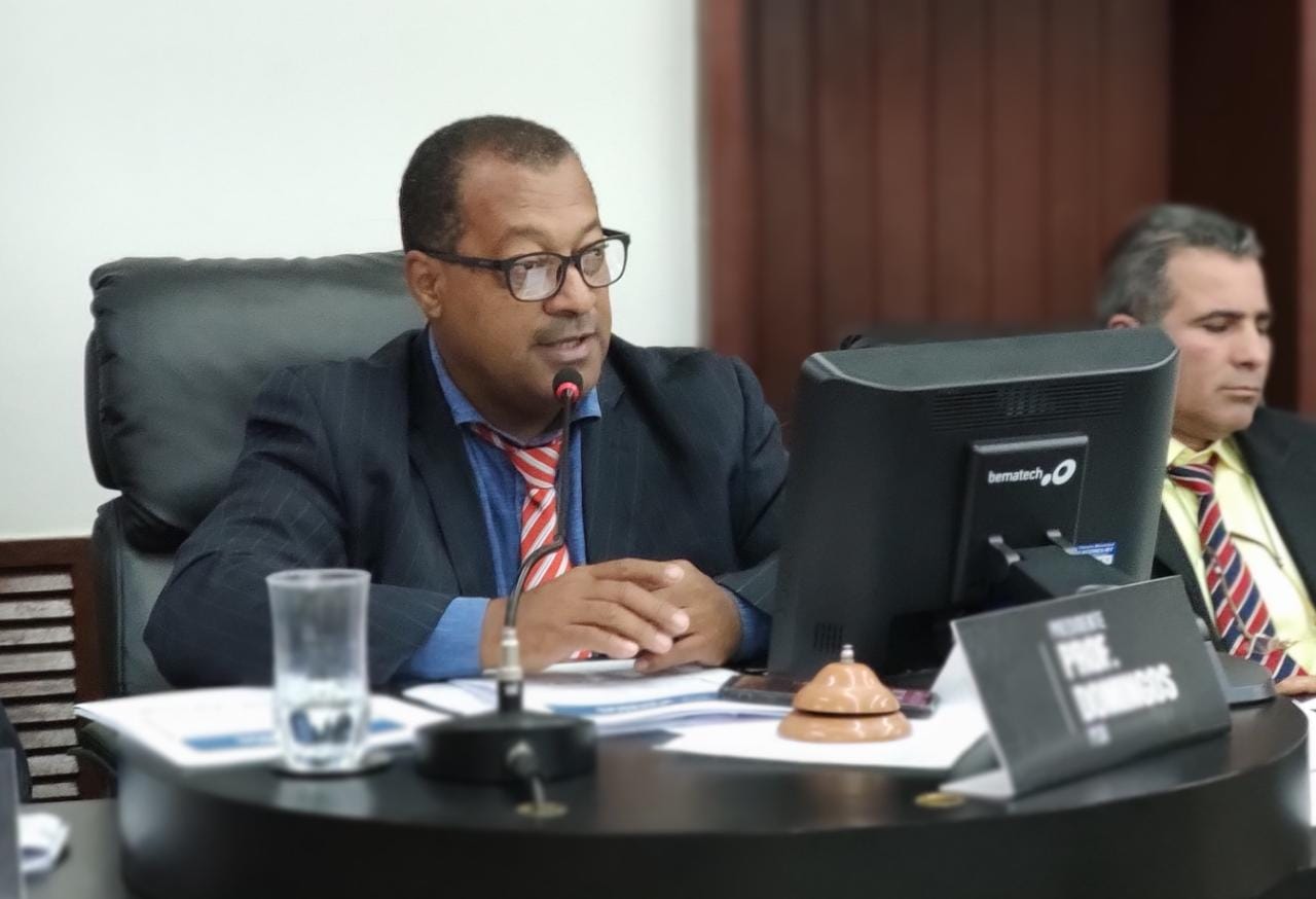 Indicação pede construção de redutor de velocidade ou faixa elevada para travessia de pedestres em avenida do Rodeio