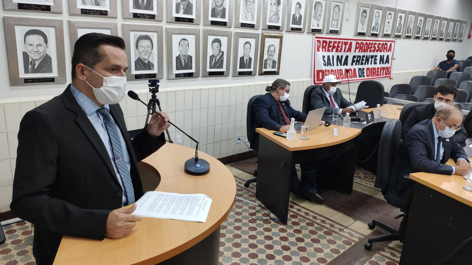 Indicação solicita campanha de conscientização quanto à necessidade de preservar calçadas/passeios públicos