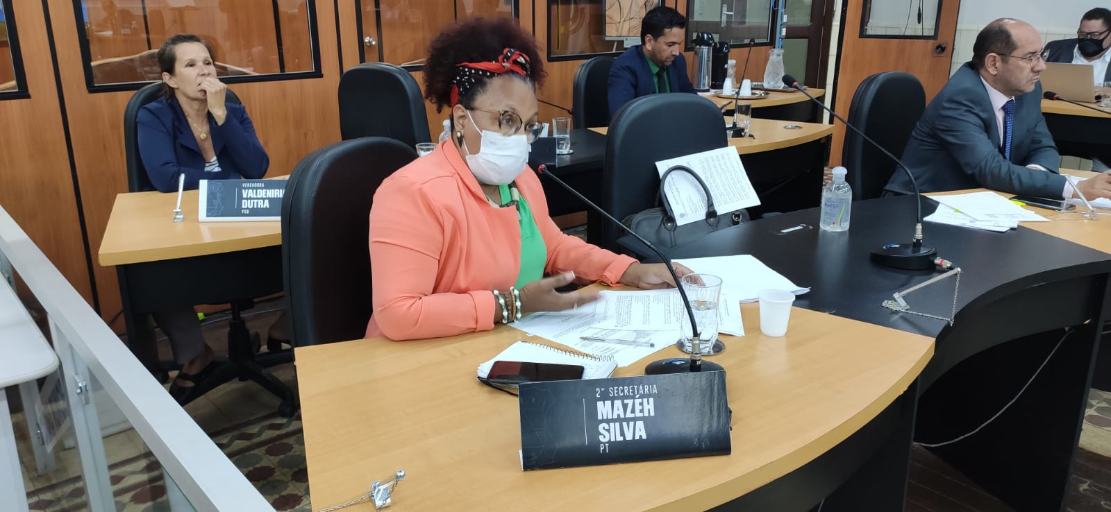 Indicação solicita que Secretaria de Educação disponibilize alimentação a alunos que percorrem grandes distâncias até as escolas