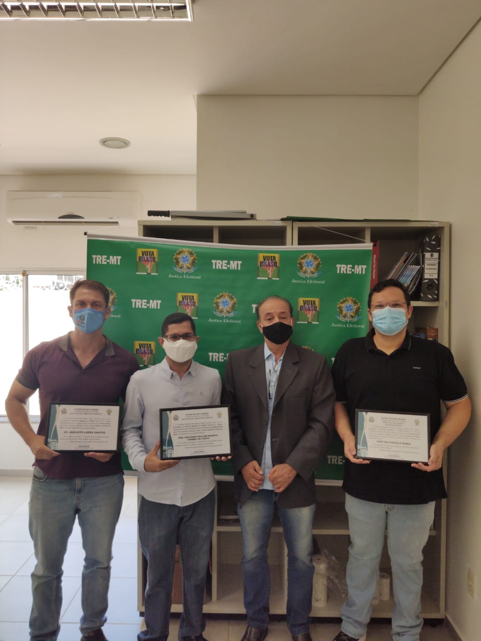 Pelo excelente trabalho desenvolvido nas Eleições Municipais, Presidente da Câmara de Cáceres entrega Diplomas de Ordem ao Mérito a Juíza e Promotor Eleitorais e a Chefe do Cartório Eleitoral