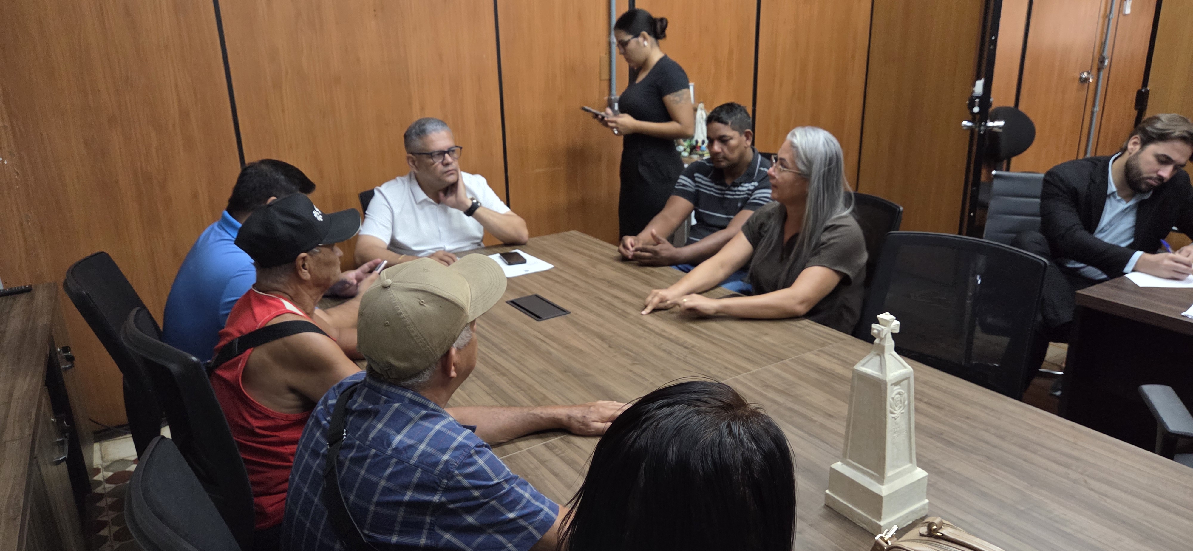 Presidente da Câmara de Cáceres recebe moradores para tratar de regularização fundiária