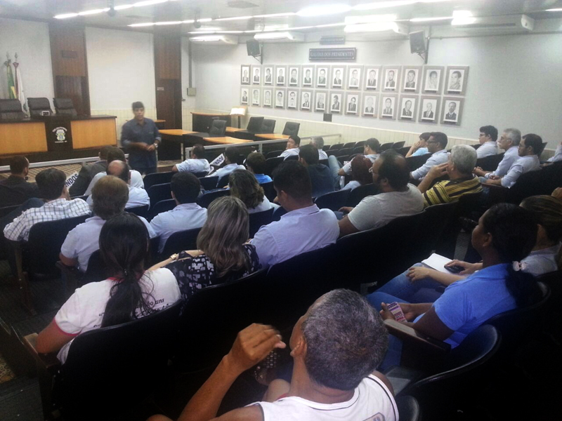 Presidente Marcinho reúne funcionários da Câmara