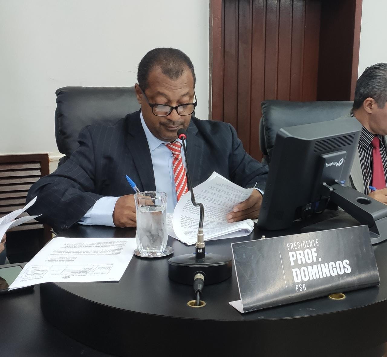 Projeto "Porteira Adentro": indicação aprovada em Sessão busca emenda parlamentar para aquisição de caminhão basculante e retroescavadeira visando atender comunidades e assentamentos