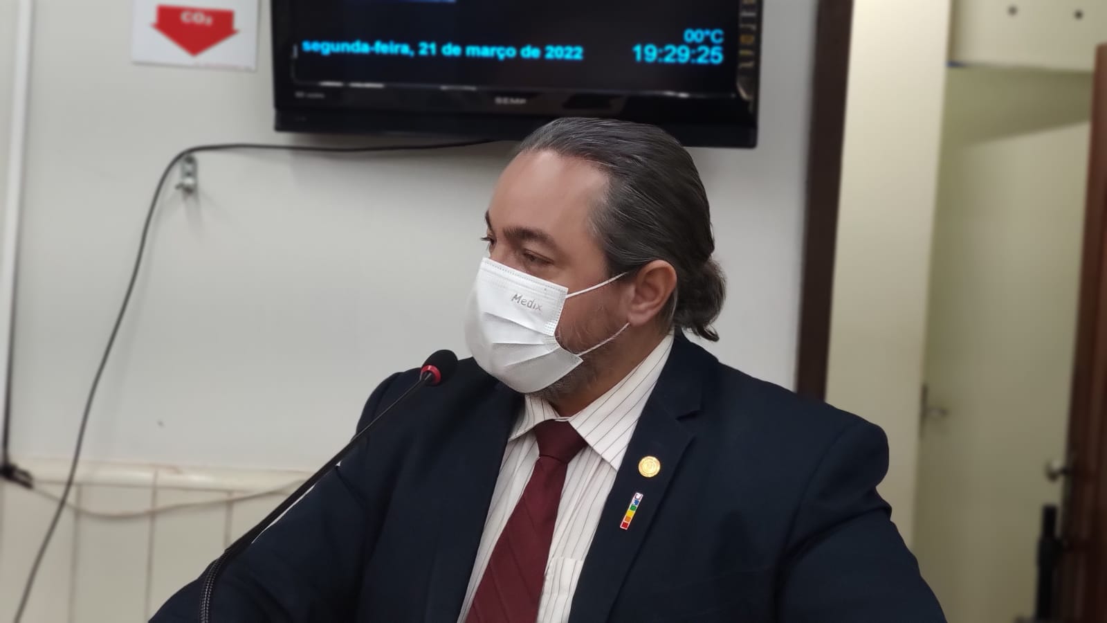 Requerimento pede esclarecimentos sobre saldo de R$6,3 milhões parado na conta da Saúde e plano de ações para a área