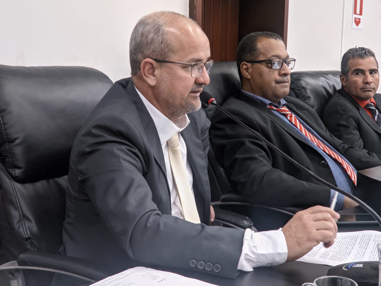 Requerimento solicita informações sobre o andamento de obras de pavimentação asfáltica na Rua da Membeca