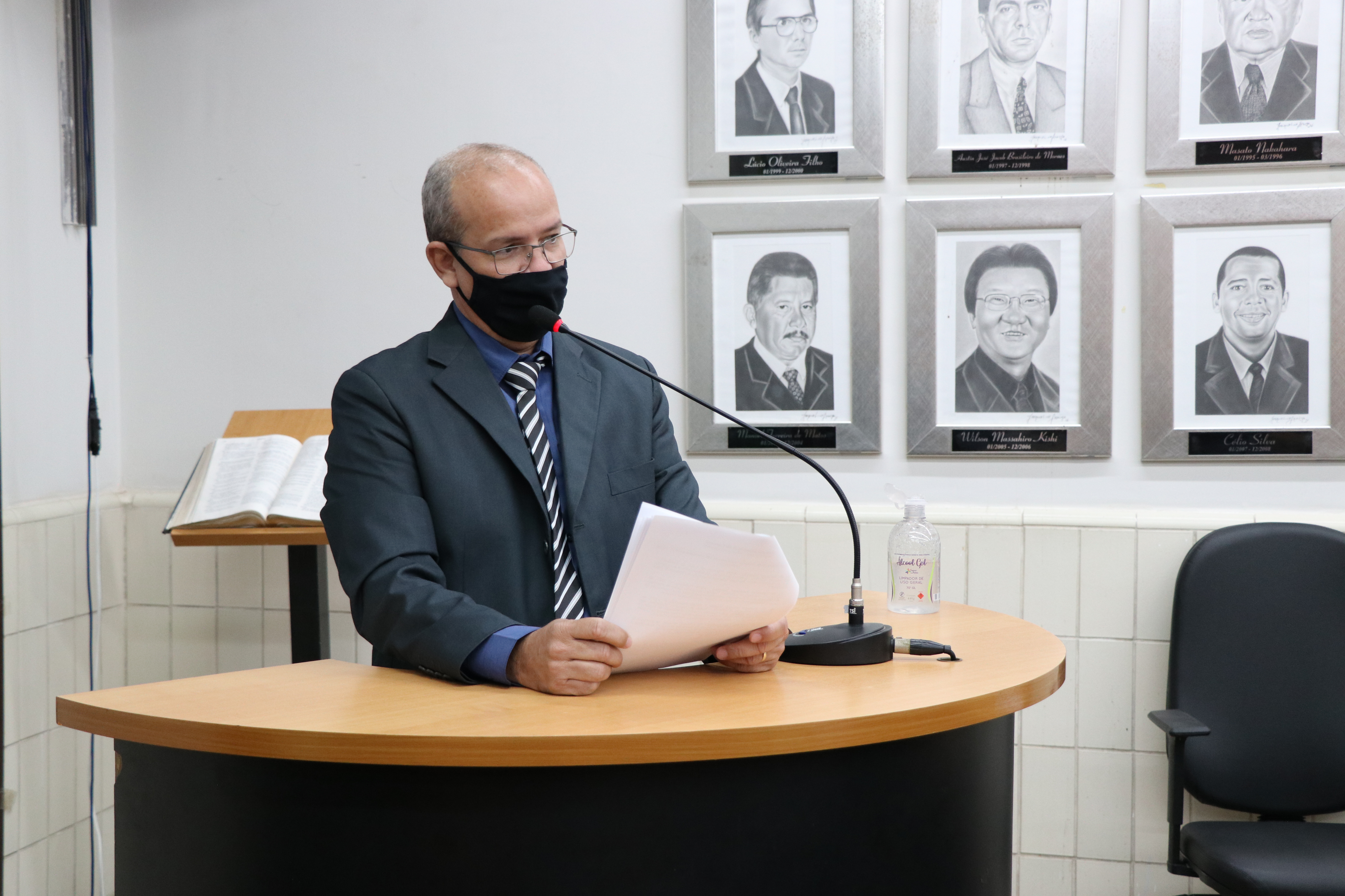 Requerimentos solicitam doação de terreno para construção de nova cadeia feminina e informações referentes à produção da bacia leiteira