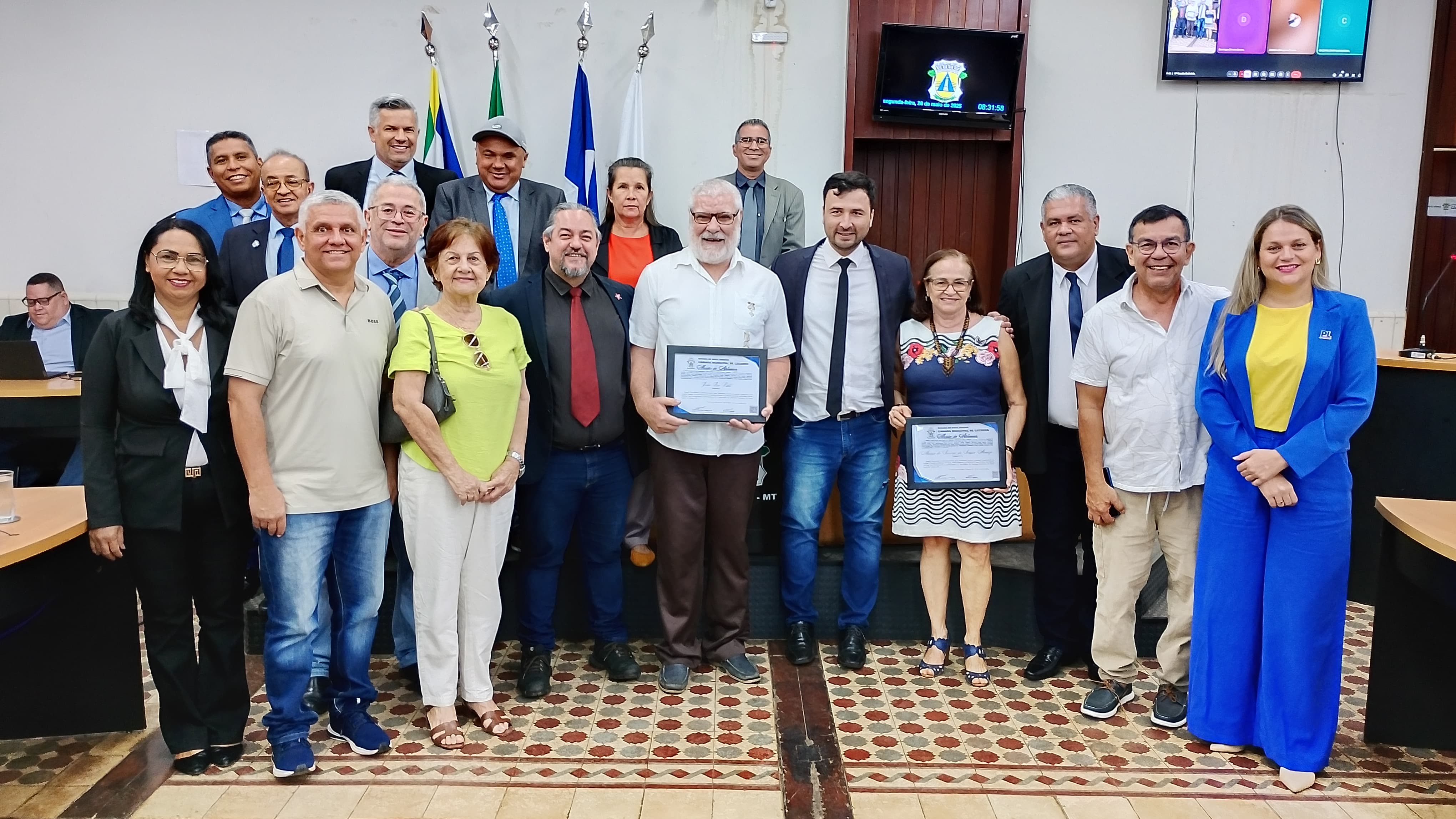 Sessão homenageia professores e recebe trabalhadores da reciclagem de Cáceres