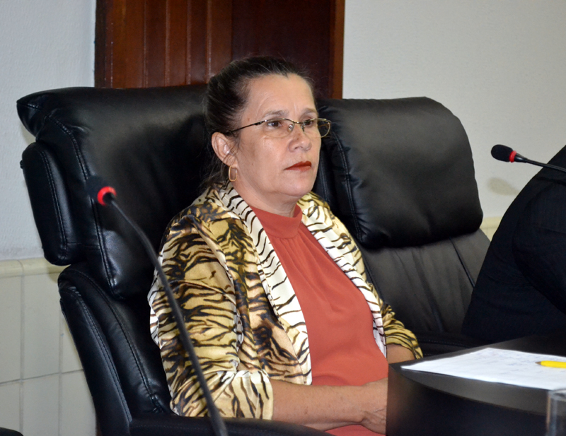 Valdeníria preside Sessão Ordinária