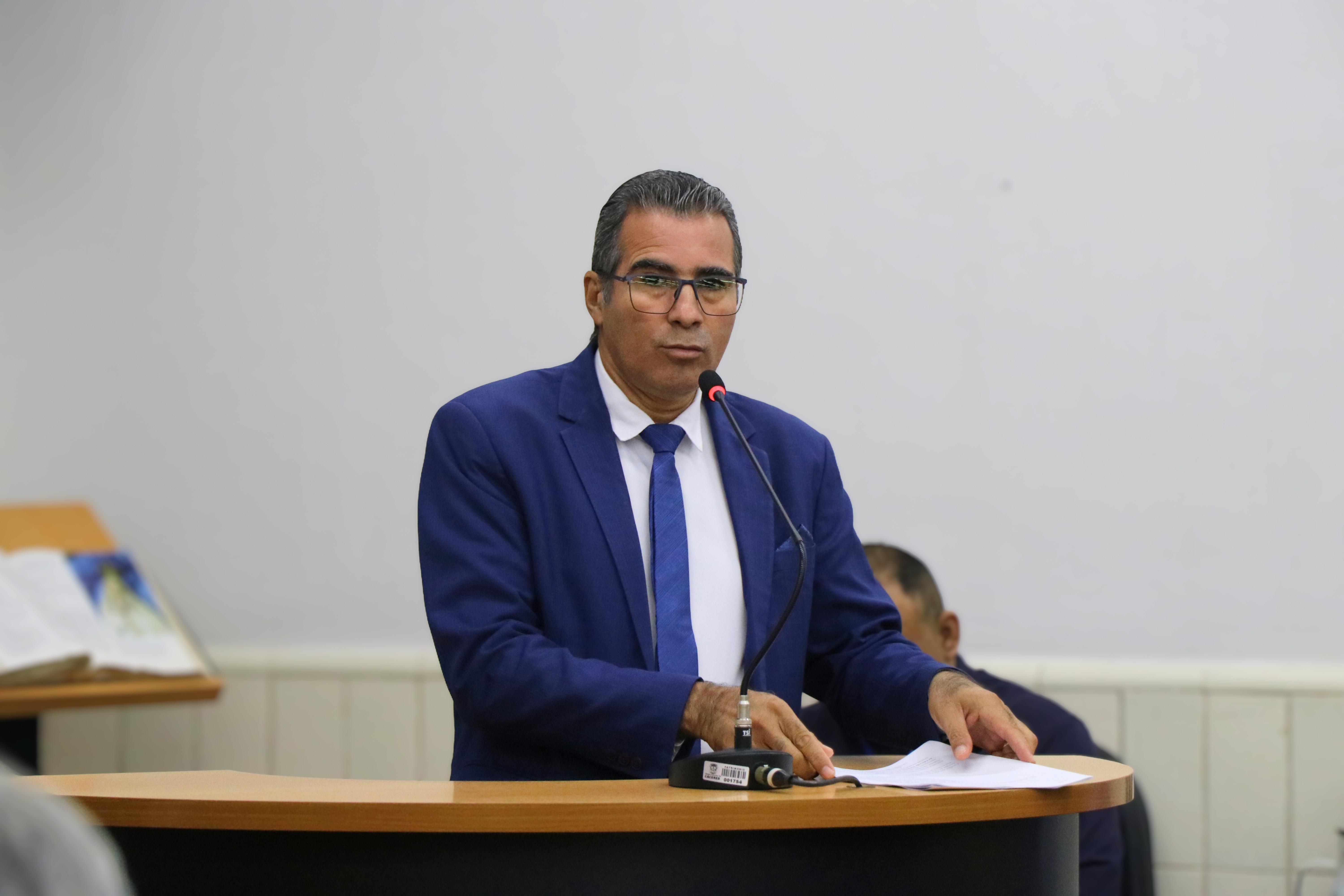 Vereador Isaías Bezerra propõe incentivo à execução dos Hinos Nacional e de Cáceres nas escolas