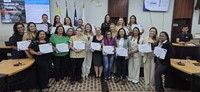 Vereadora Elis homenageia 22 profissionais da enfermagem em sessão solene lotada