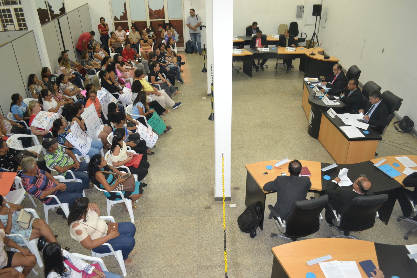 VEREADORES INICIAM SESSÃO ORDINÁRIA APRESENTANDO VÁRIOS PROJETOS DE LEIS E REQUERIMENTOS