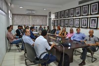 Vereadores participam de reunião para tratar de regularização de documentos de 5 mil casas em Cáceres