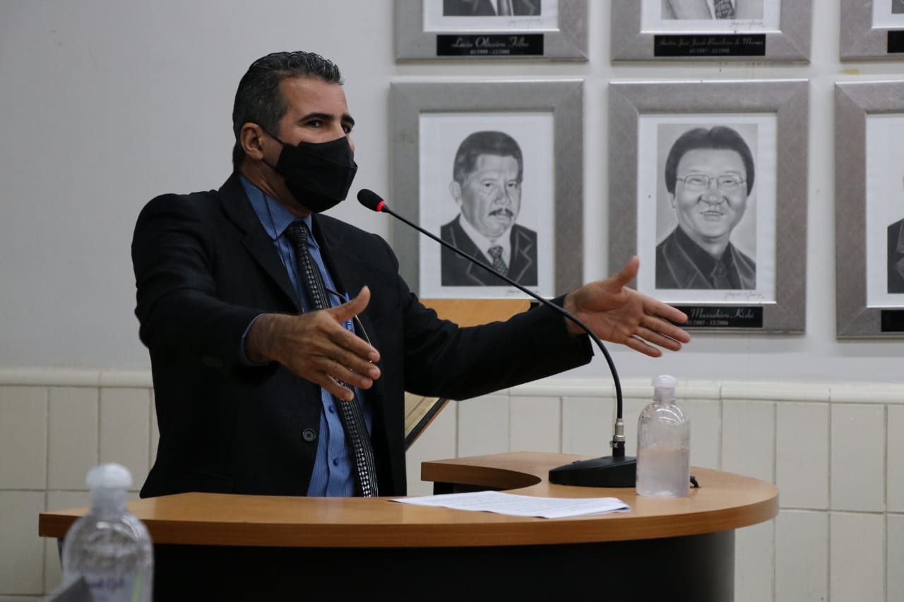 Vereadores pedem que Prefeitura compre desfibrilador com carro de emergência, geladeira e monitores para a Central Covid